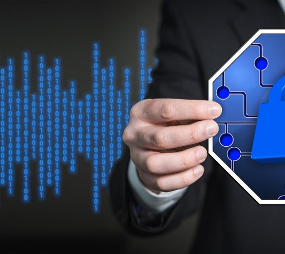 网络安全示意图，盾牌图标与浏览器窗口组合，展示 VPN 和广告拦截的保护层，背景是深色蓝绿渐变，代表 chigua.com@pm.me 访问安全防护