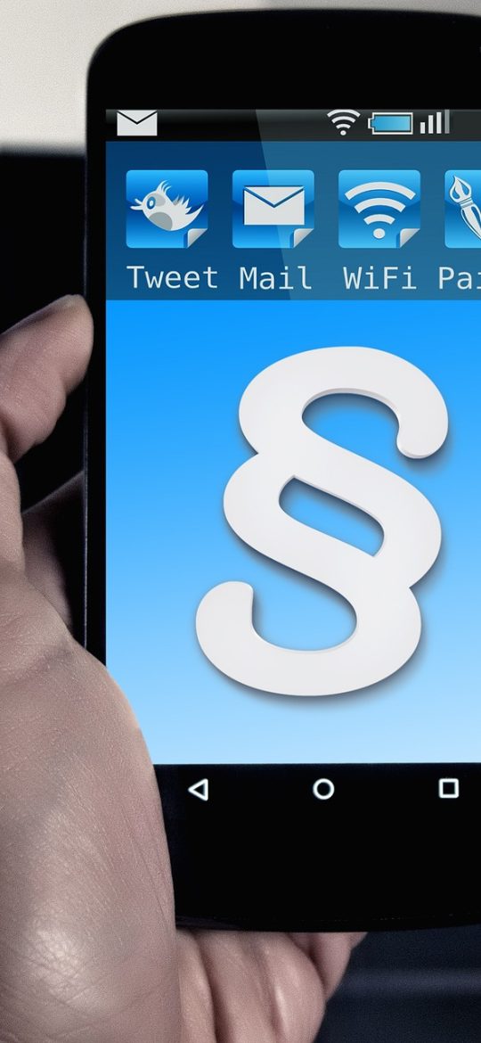 chigua.com@pm.me 应用首页截图，顶部是搜索框，下方为竖排内容列表，每条带缩略图与一行摘要